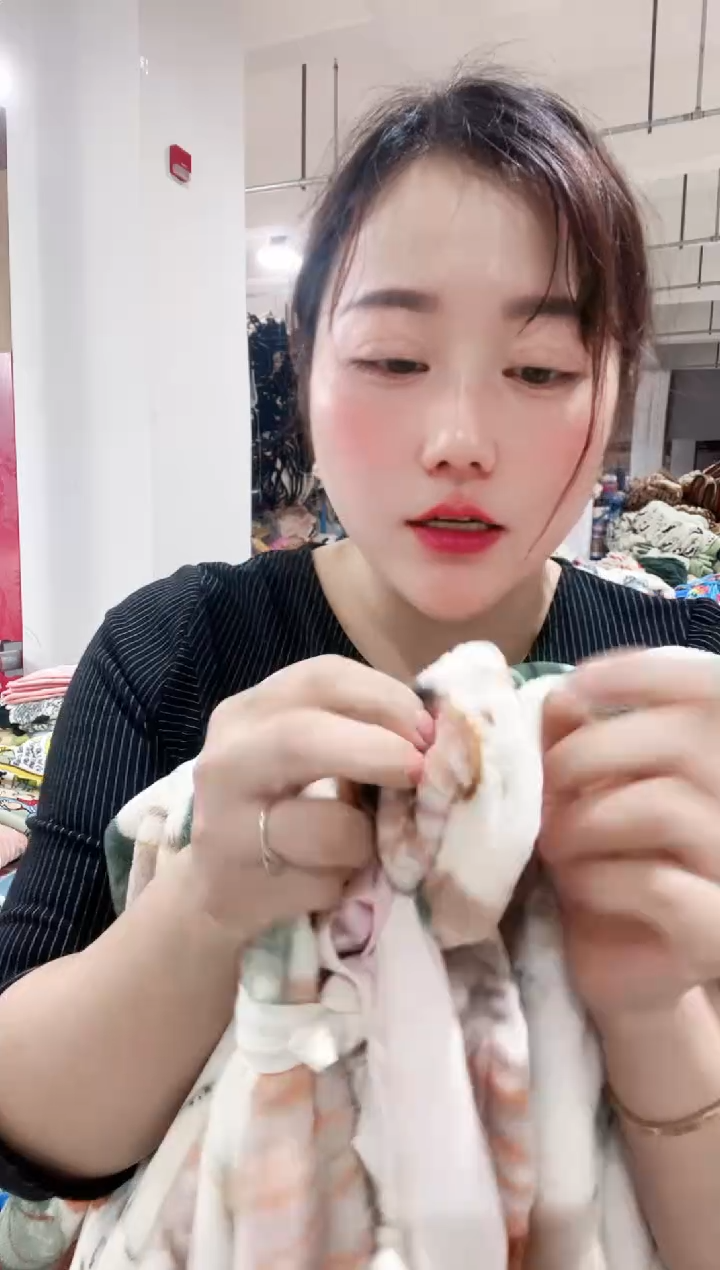 混纺主播手上展示 南瓜毯瑕疵