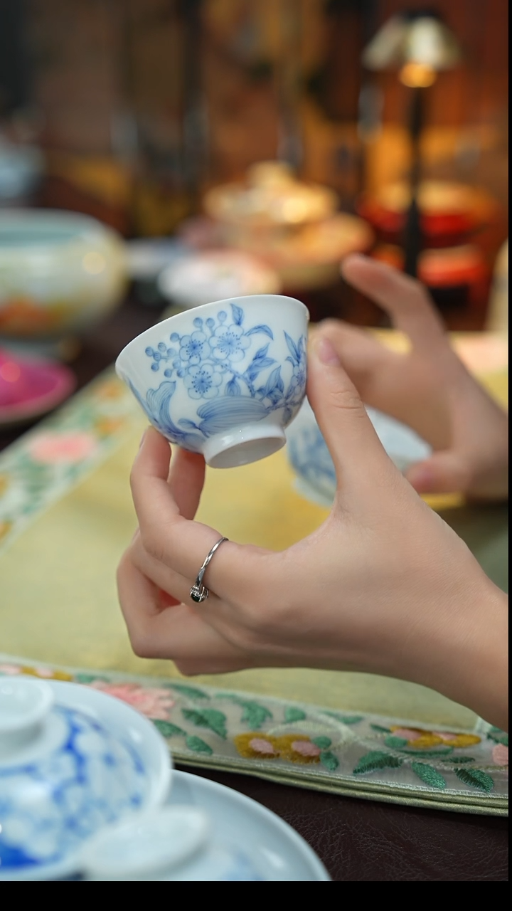 景德镇手工手绘青花薄胎花卉主人杯