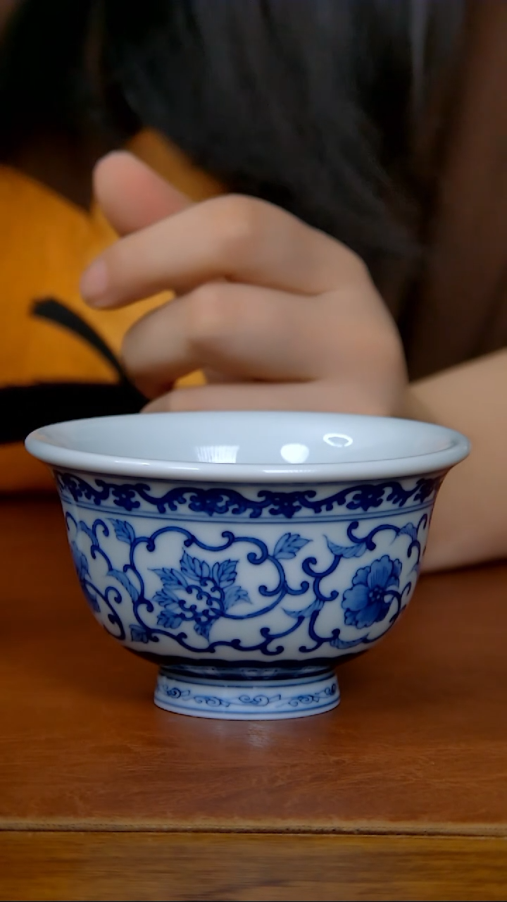 【闪购商品】陶瓷缠枝花卉压手杯（柴窑）     