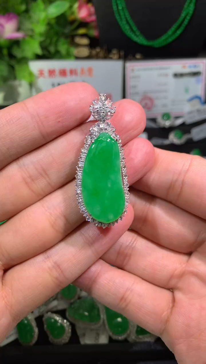 【闪购商品】翡翠颈饰18K金镶嵌福瓜