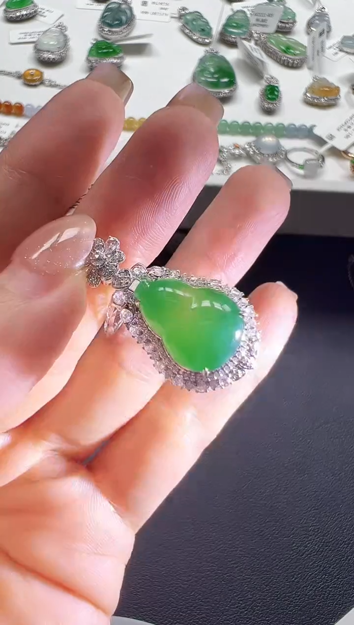 颈饰18K金镶嵌翡翠KBSZ1111-017