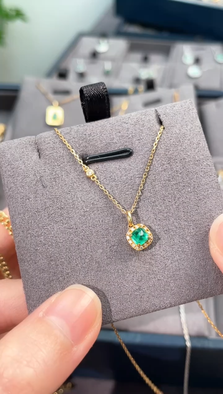 【闪购商品】祖母绿颈饰18K金镶嵌0.38ct