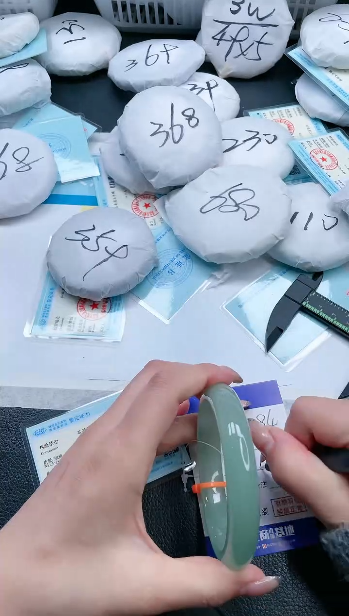 【闪购商品】石英质玉手镯未镶嵌17V84-64