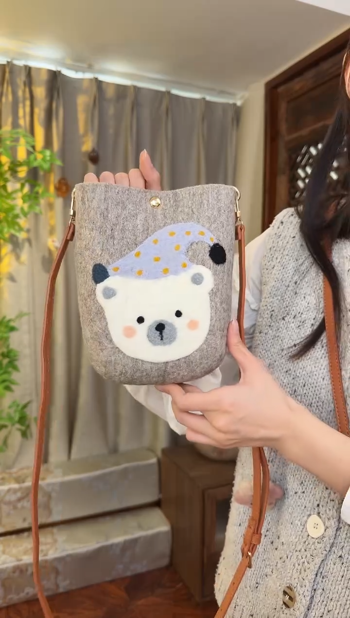 羊毛非遗羊毛毡包 手机包灰小熊