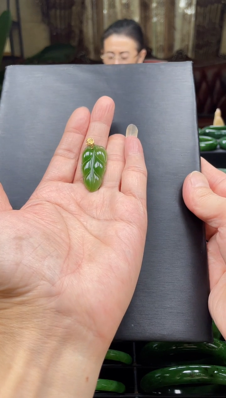 颈饰未镶嵌和田玉（碧玉）天然碧玉叶子（多样性发一）