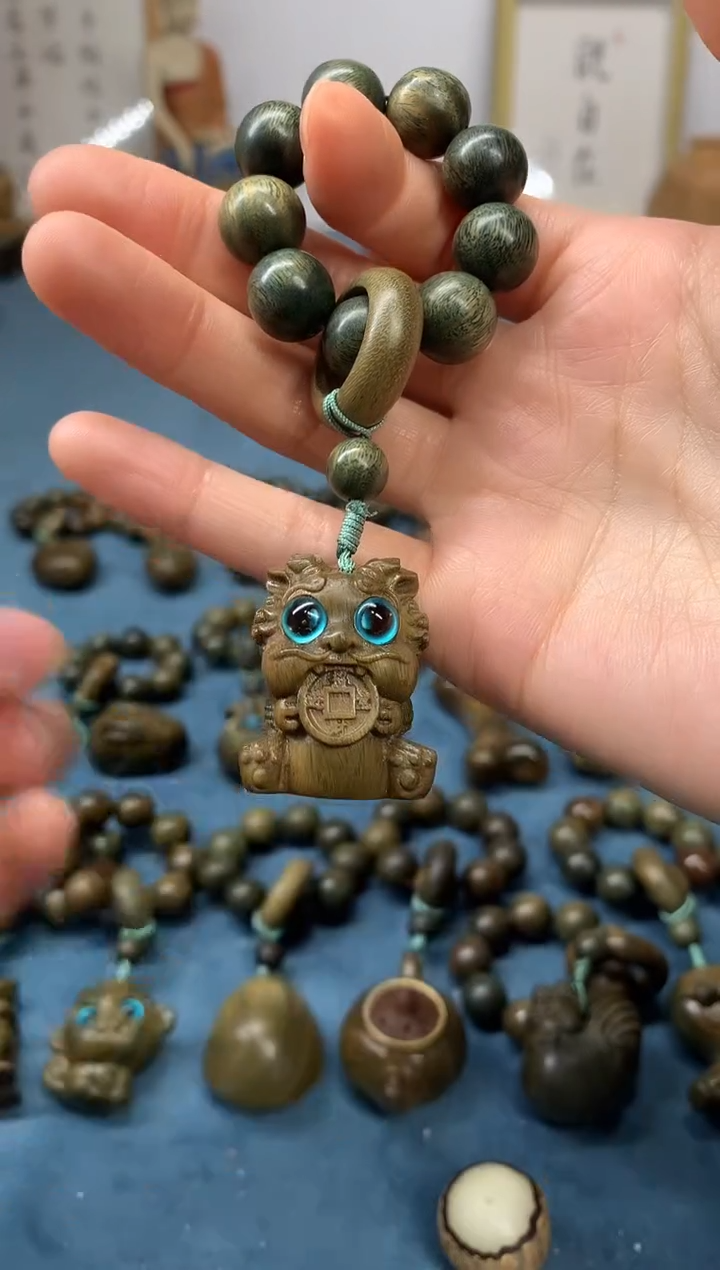 【闪购商品】维腊木（绿檀）把件吞金兽 盘玩件