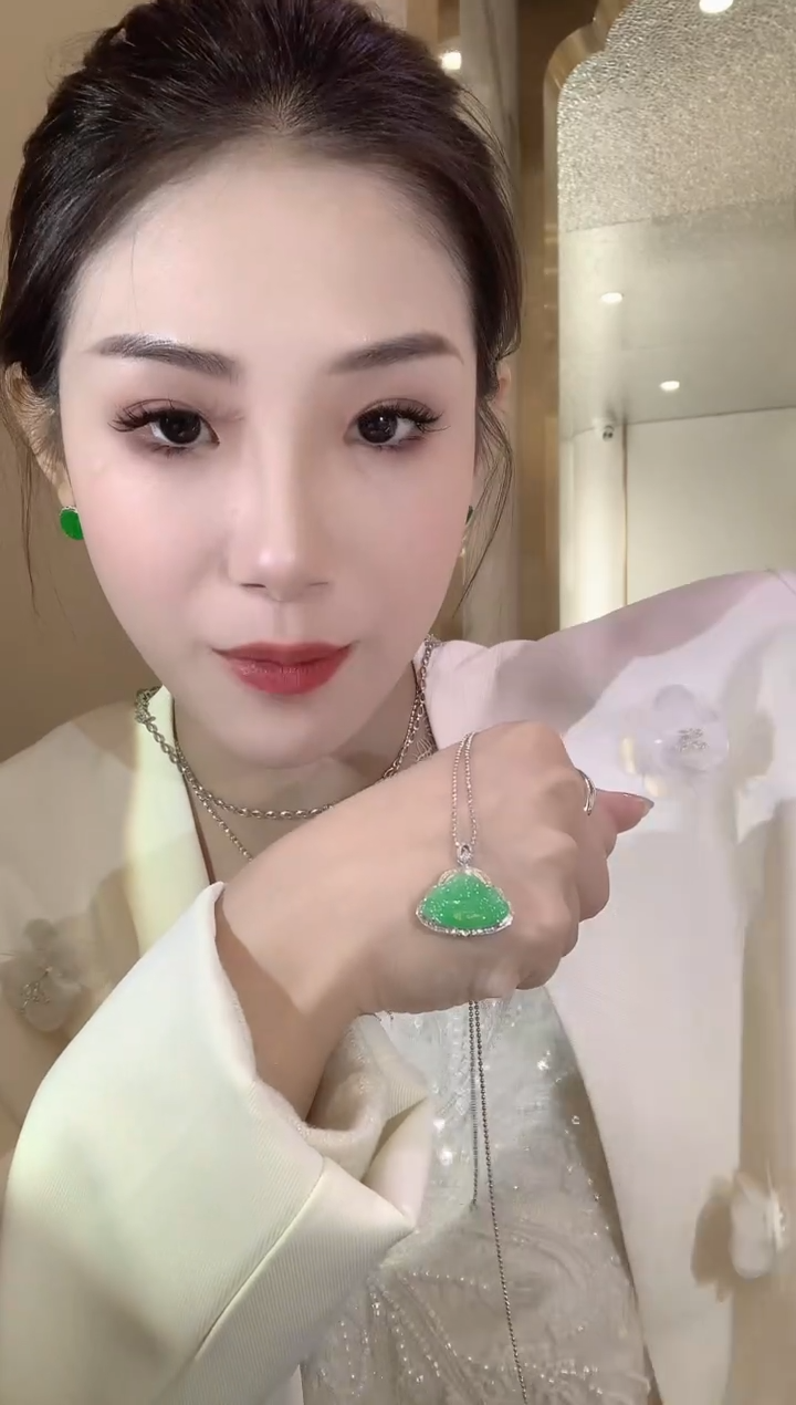 【闪购商品】翡翠吊坠(不含链)18K金镶嵌A15