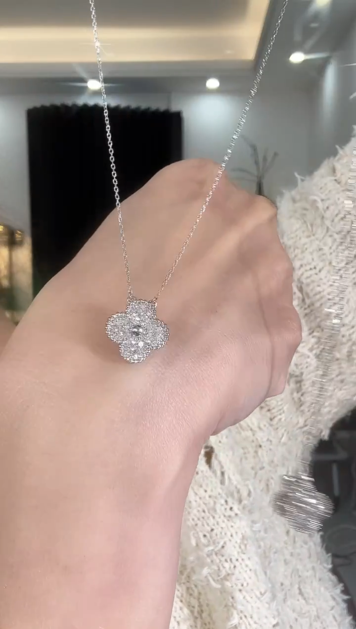 颈饰铂Pt950镶嵌钻石四叶草项链