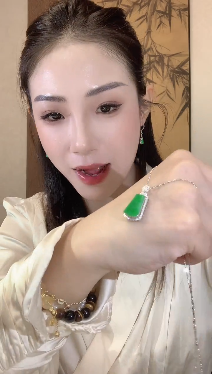 【闪购商品】翡翠吊坠(不含链)18K金镶嵌A14