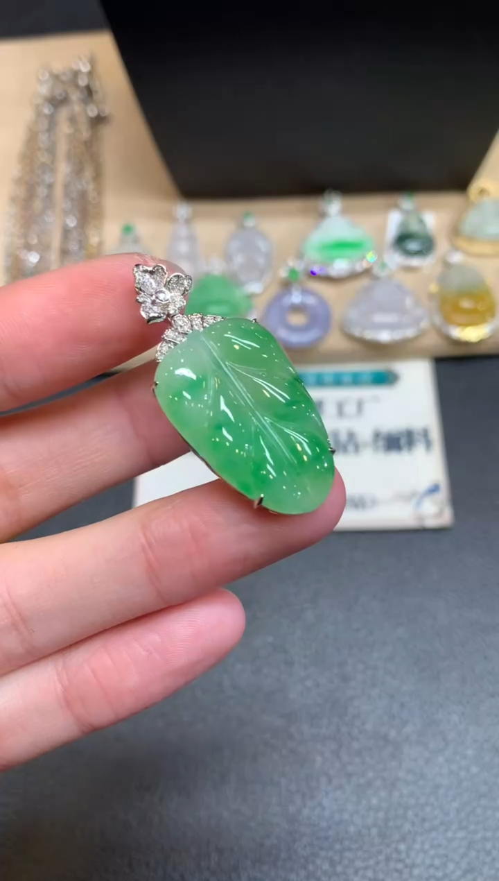 【闪购商品】翡翠颈饰18K金镶嵌叶子【无服务费】