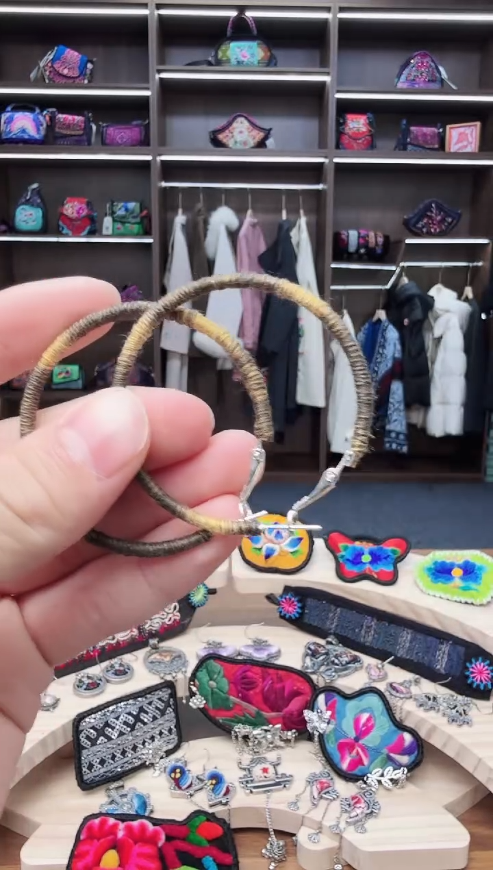 织绣17蒙阿苏苗绣传承店