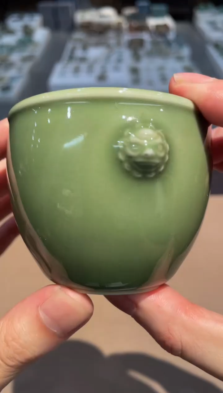 16窑承龙泉青瓷华兽首杯