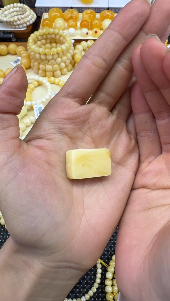 裸石琥珀未镶嵌宝衡 奶糯浓无蜜小牌牌