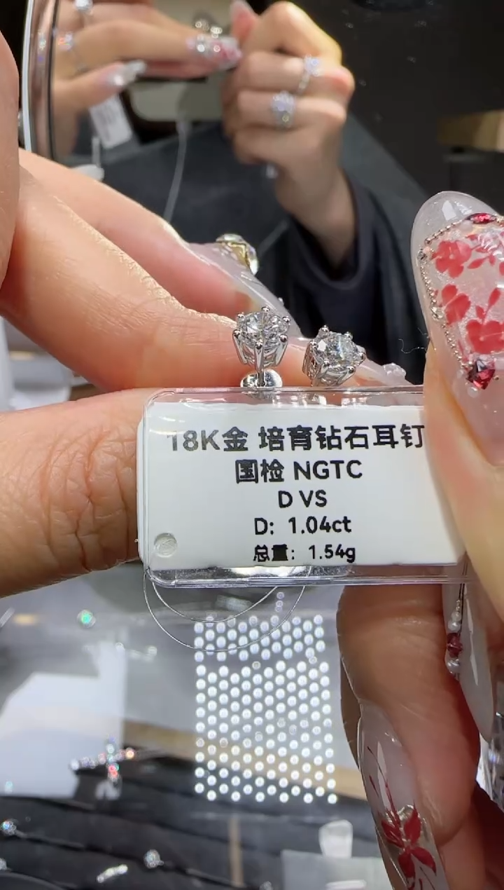 【闪购商品】实验室培育钻石18K金镶嵌1.04克拉六爪耳钉