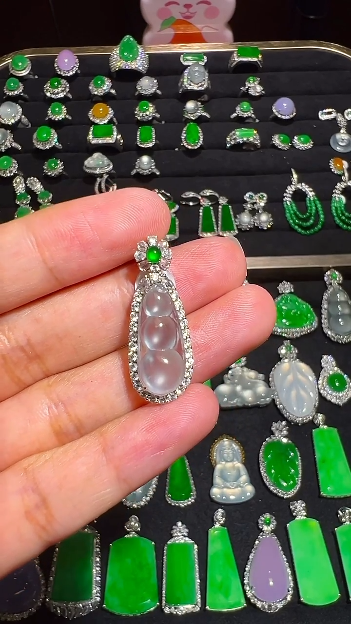 颈饰18K金镶嵌翡翠吊坠