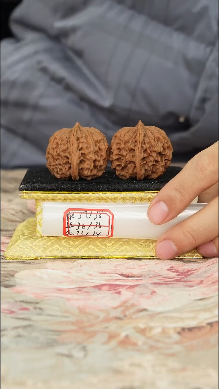 【闪购商品】文玩核桃把件非嫁接元宝