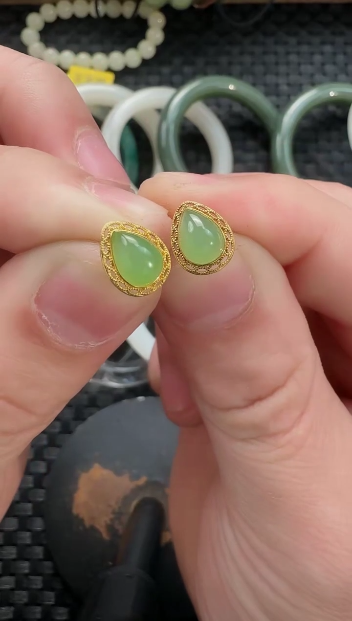 颈饰18K金镶嵌和田玉耳钉