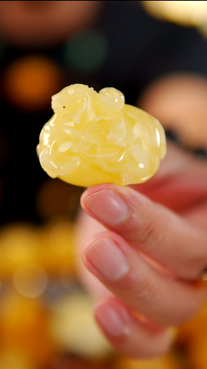 裸石琥珀未镶嵌24.74乌料黄白花唐马