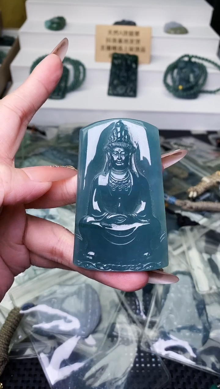 颈饰未镶嵌翡翠 