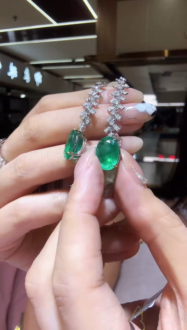 18K金镶嵌耳饰祖母绿250314246348