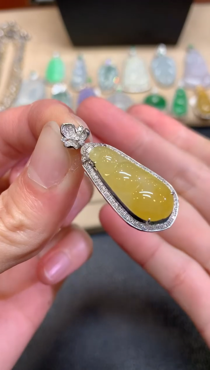 【闪购商品】翡翠颈饰18K金镶嵌福豆【无服务费】