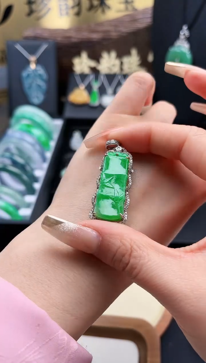 【闪购商品】翡翠颈饰18K金镶嵌吊坠