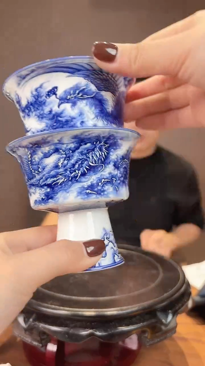 D47景德镇青花龙凤高足杯两只