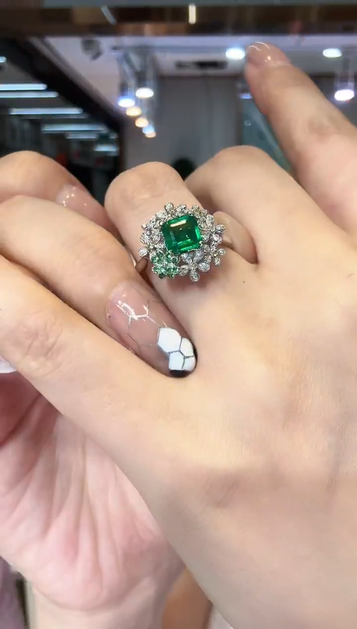 18K金镶嵌戒指祖母绿0.78ct