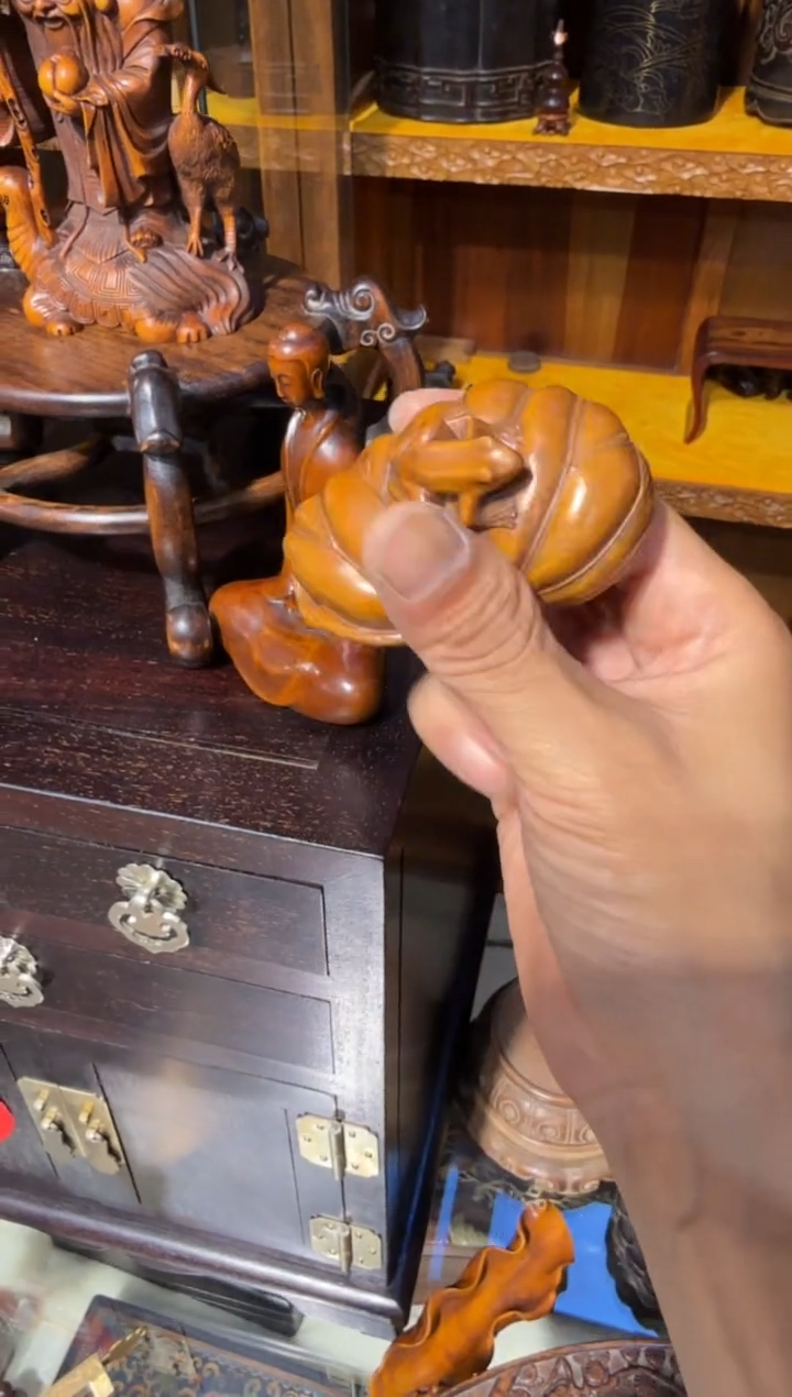 木木头款黄杨呱呱来财手把件68