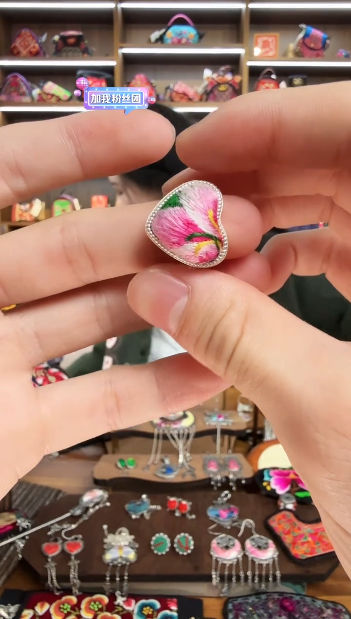 【闪购商品】织绣38蒙阿苏苗绣传承