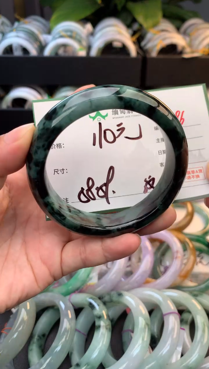 未镶嵌定制翡翠毛货需精细抛光+多人