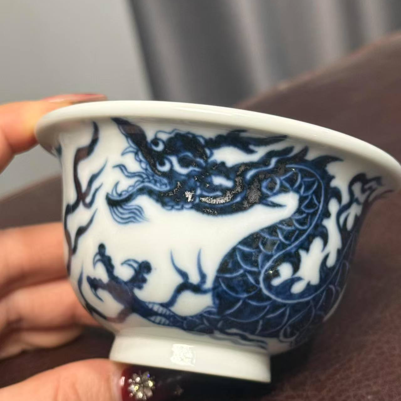 柴窑微瑕福利龙纹大压手杯