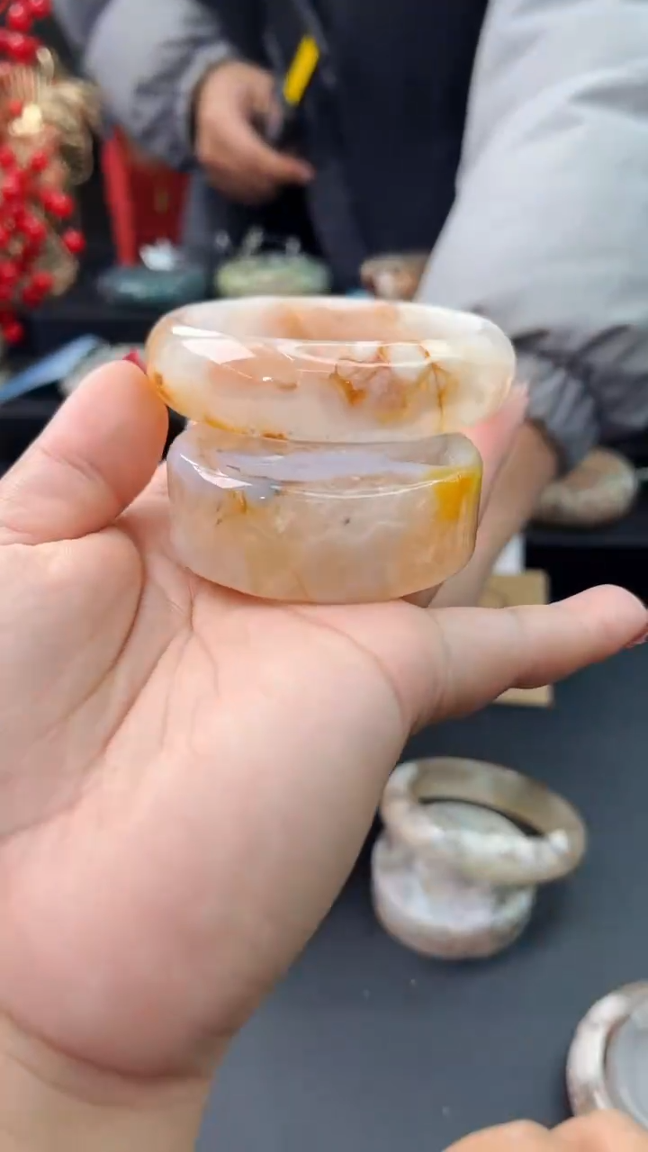 【闪购商品】石英质玉手镯未镶嵌赠送镯心（55圈口）无证书