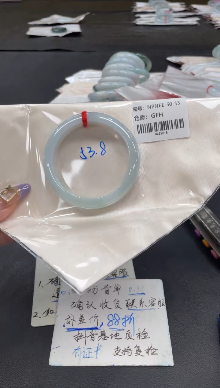 未镶嵌手镯翡翠小**?翡翠手镯