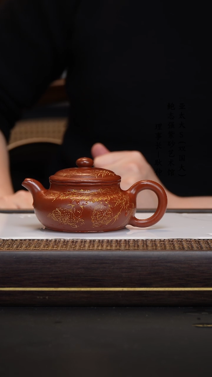 【闪购商品】紫砂茶壶鸡血大红袍仿古人物