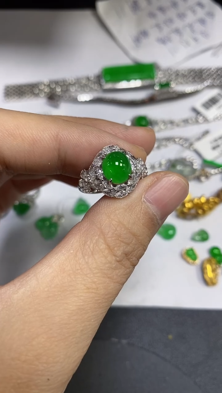 18K金镶嵌戒指翡翠鹿***了18K金镶嵌 戒指 翡翠