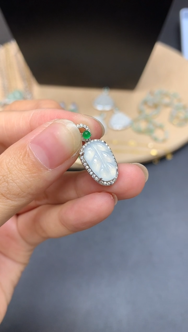 【闪购商品】翡翠吊坠(不含链)银S925镶嵌叶子【多样性发其一】