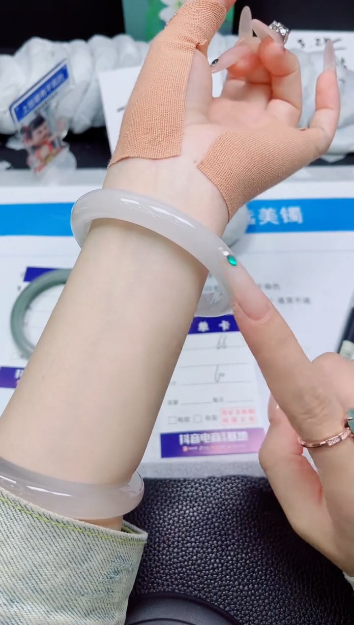 石英质玉手镯未镶嵌66-60