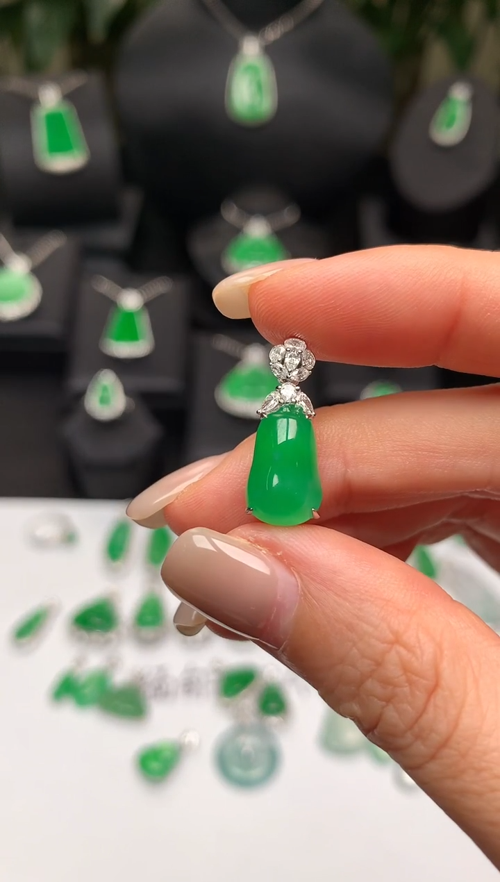 翡翠18K金镶嵌颈饰福瓜