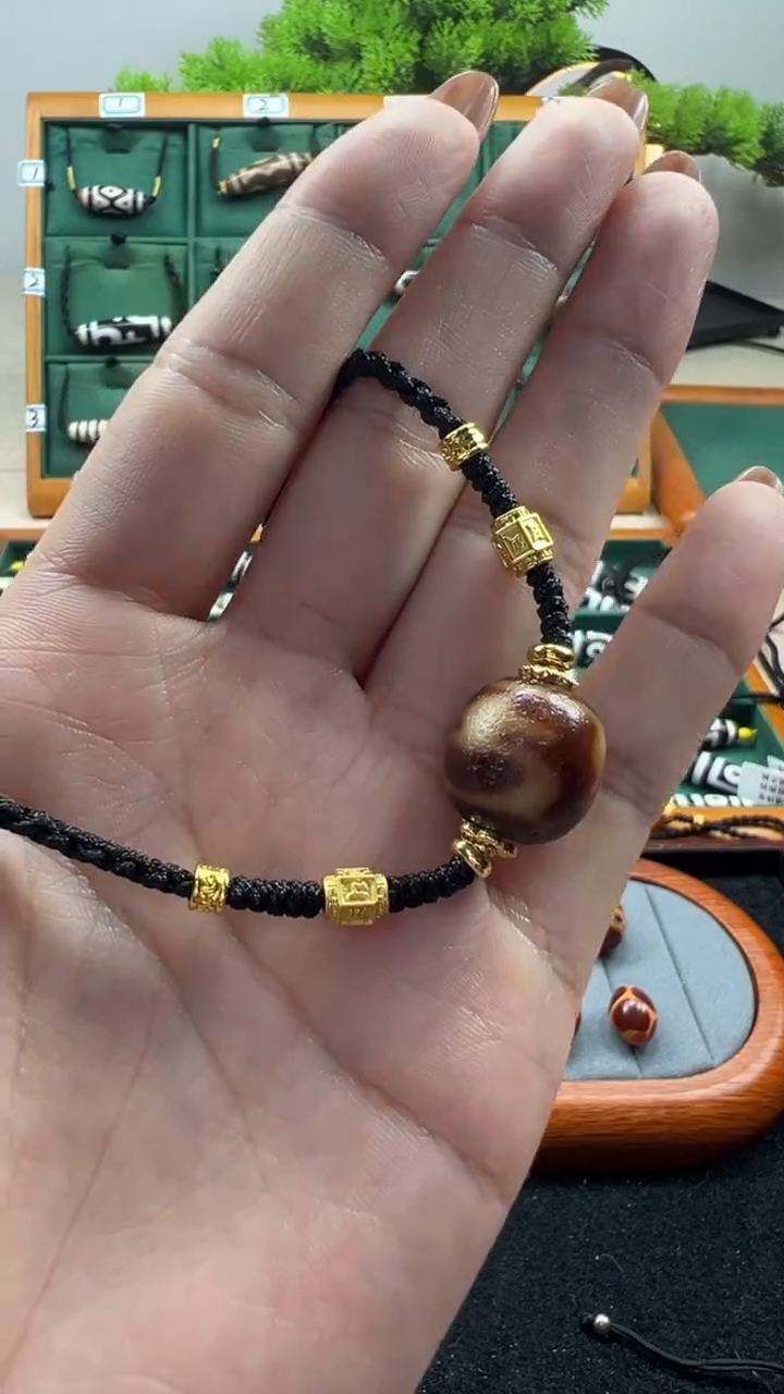 玛瑙/玉髓（覆膜）颈饰未镶嵌莫****奶7.(微瑕随机发货）