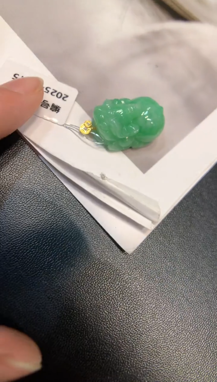 颈饰18K金镶嵌翡翠貔貅