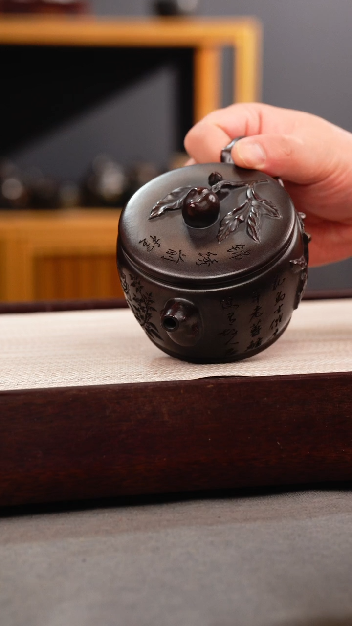 茶壶紫砂铁血红砂 寿桃钮汉瓦 刻绘