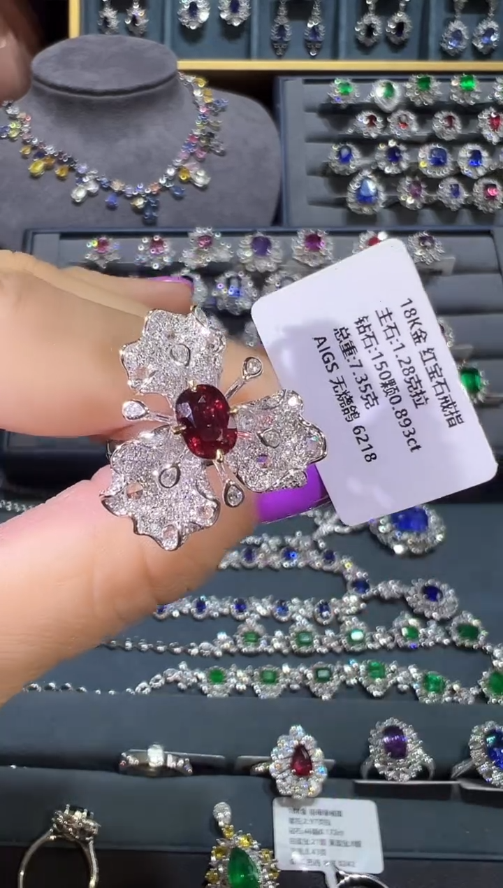 戒指18K金镶嵌红宝石    