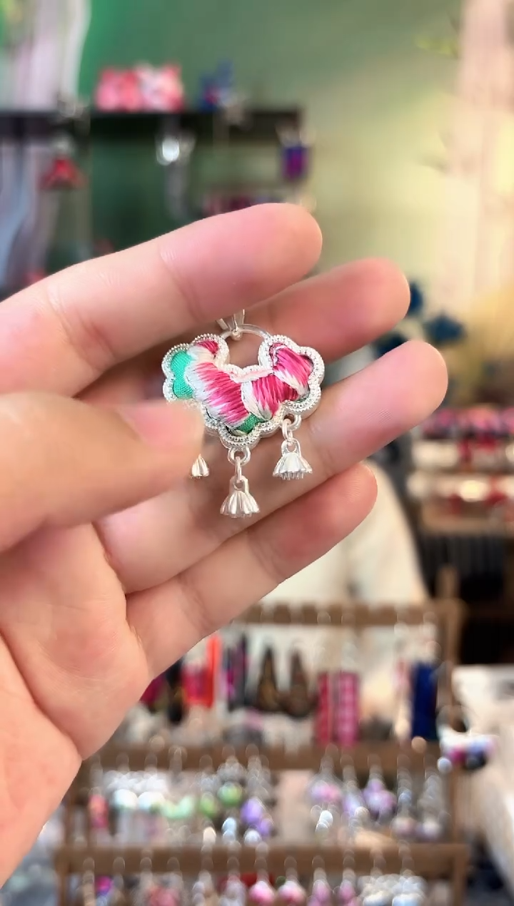 彩云南阁非遗老绣饰品114