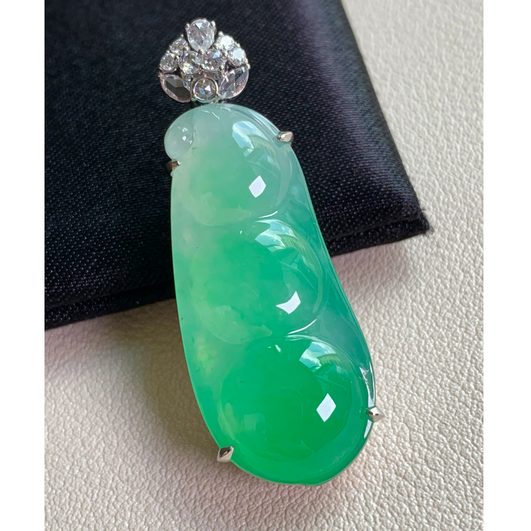 天然翡翠18k金镶嵌福豆吊坠通透气质精美