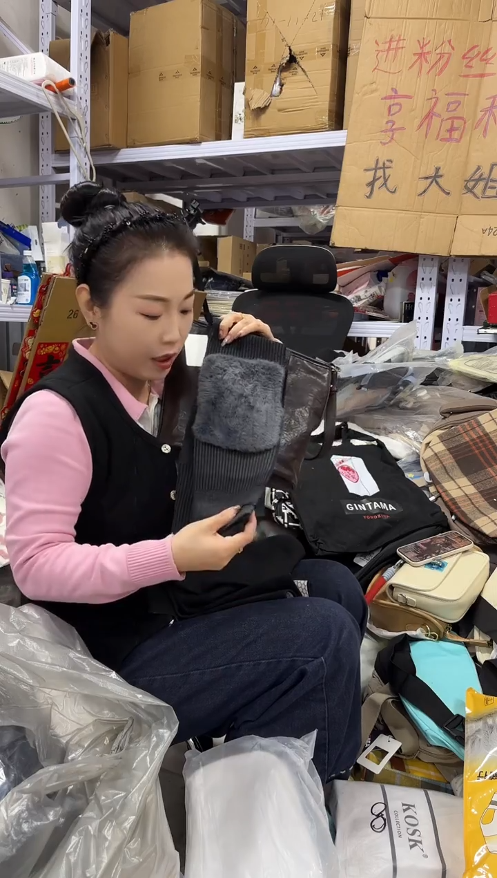 PVC点点小红心 没关注的关注一下主播 颜色随机 护膝一对