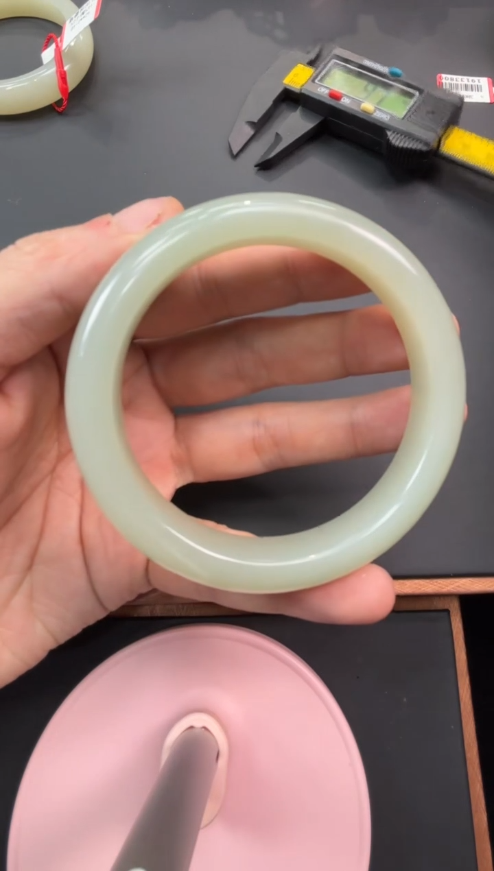 【闪购商品】和田玉手镯未镶嵌且末微色差近矿61