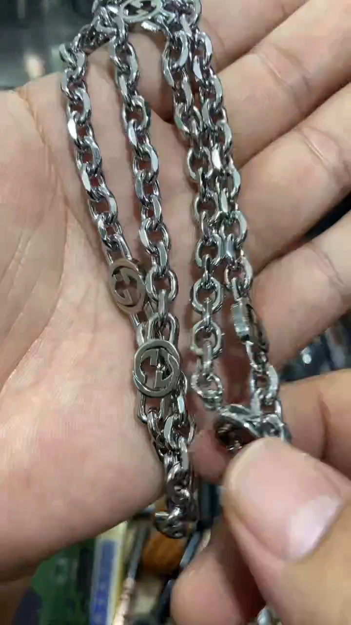 瓷片闪购商品  如图所示