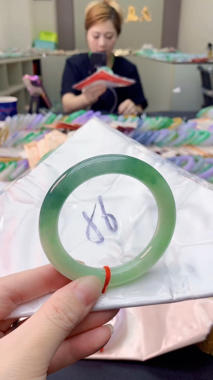 翡翠手镯未镶嵌1052806152