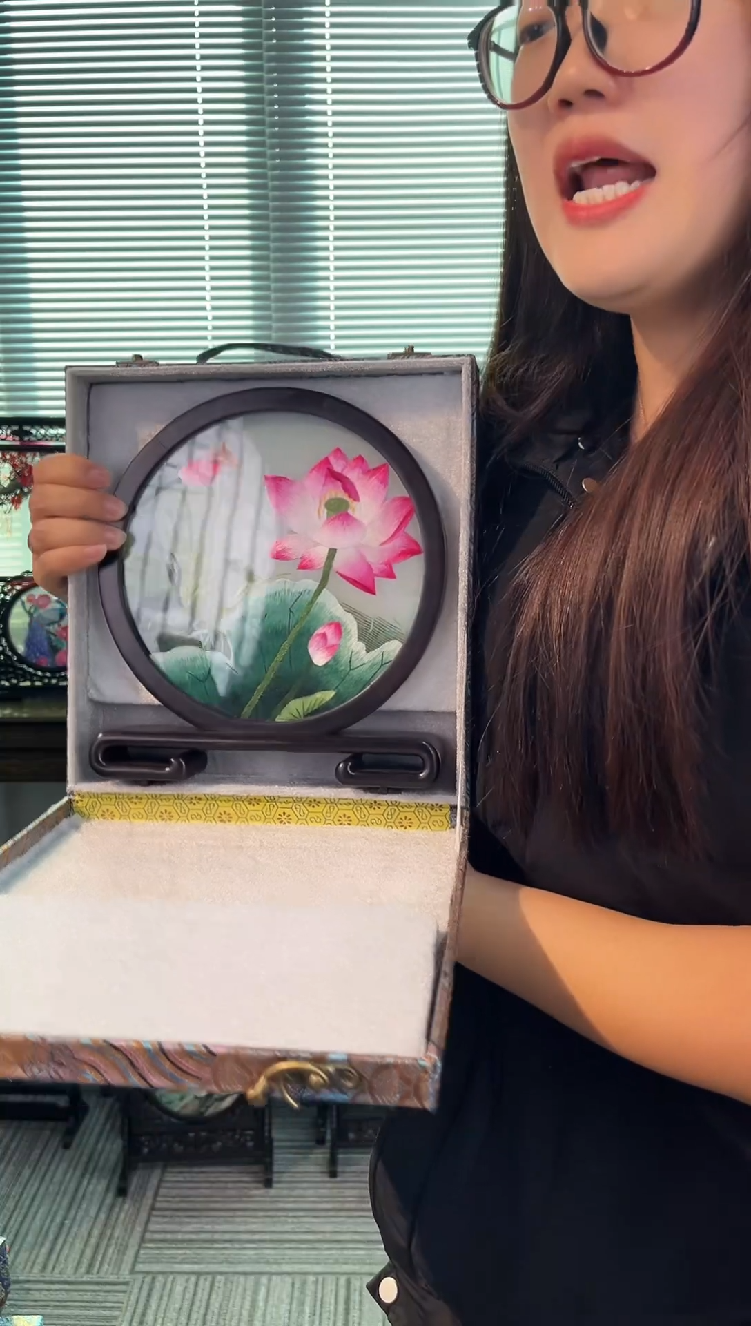 织绣以芊手扇摆台